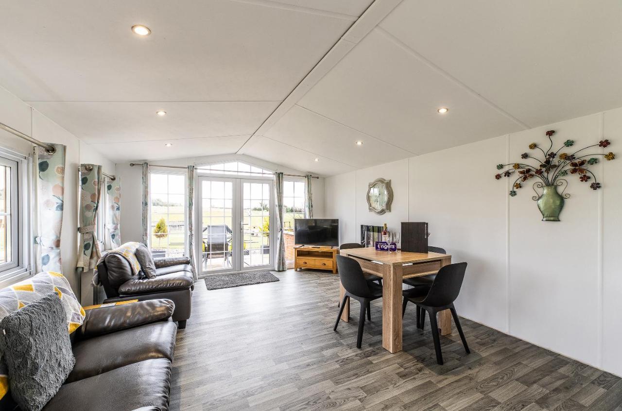 Fairview Farm Holiday Accommodation 14 Luxury Lodges, Cabins, Dog Friendly, Suitable For Couples, Families And Groups, Wedding Guests , Corporate Events, Sleeps 2-65 Guests In Ravenshead, Nottingham Near Sherwood Forest, Set In 88 Acres المظهر الخارجي الصورة