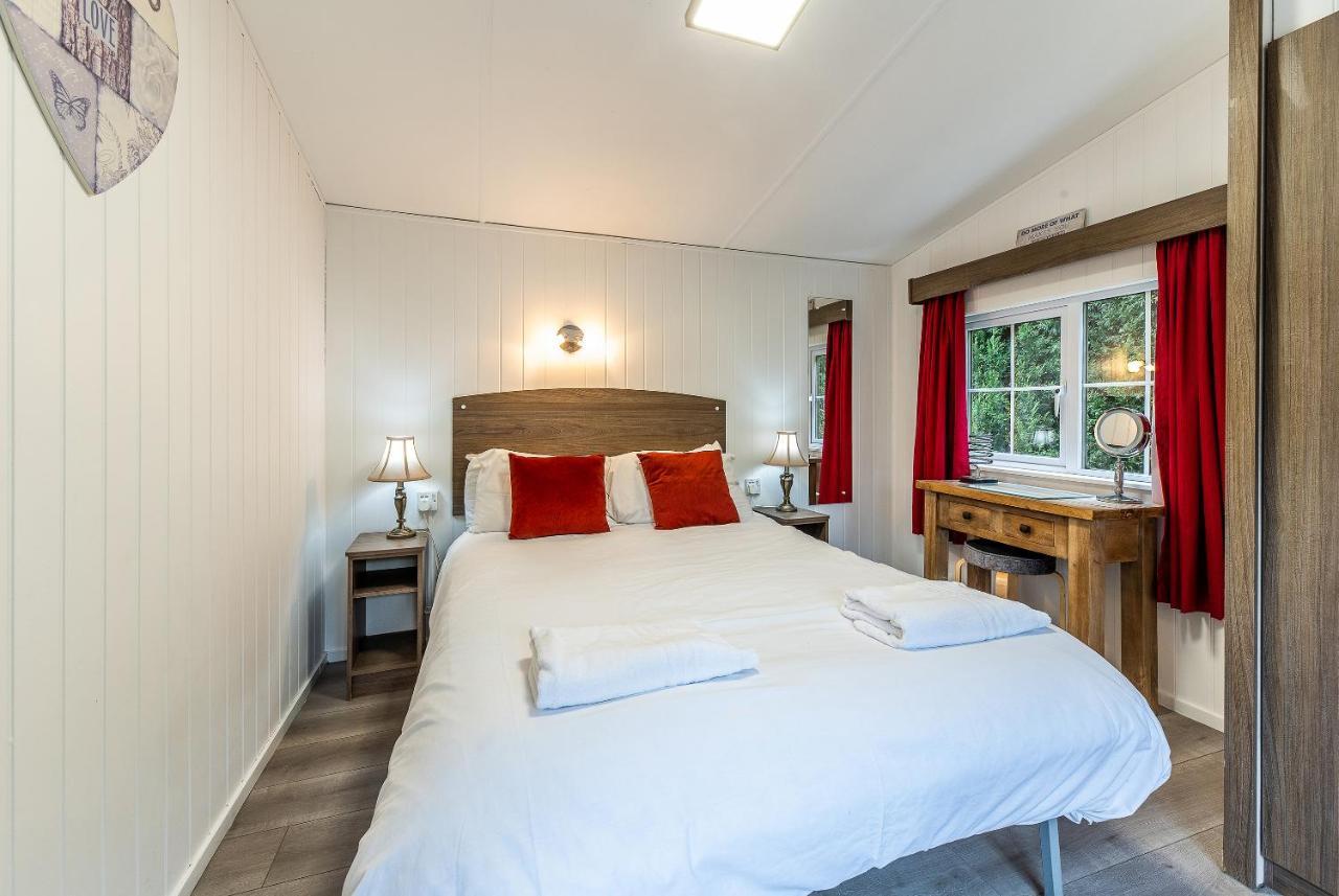 Fairview Farm Holiday Accommodation 14 Luxury Lodges, Cabins, Dog Friendly, Suitable For Couples, Families And Groups, Wedding Guests , Corporate Events, Sleeps 2-65 Guests In Ravenshead, Nottingham Near Sherwood Forest, Set In 88 Acres المظهر الخارجي الصورة