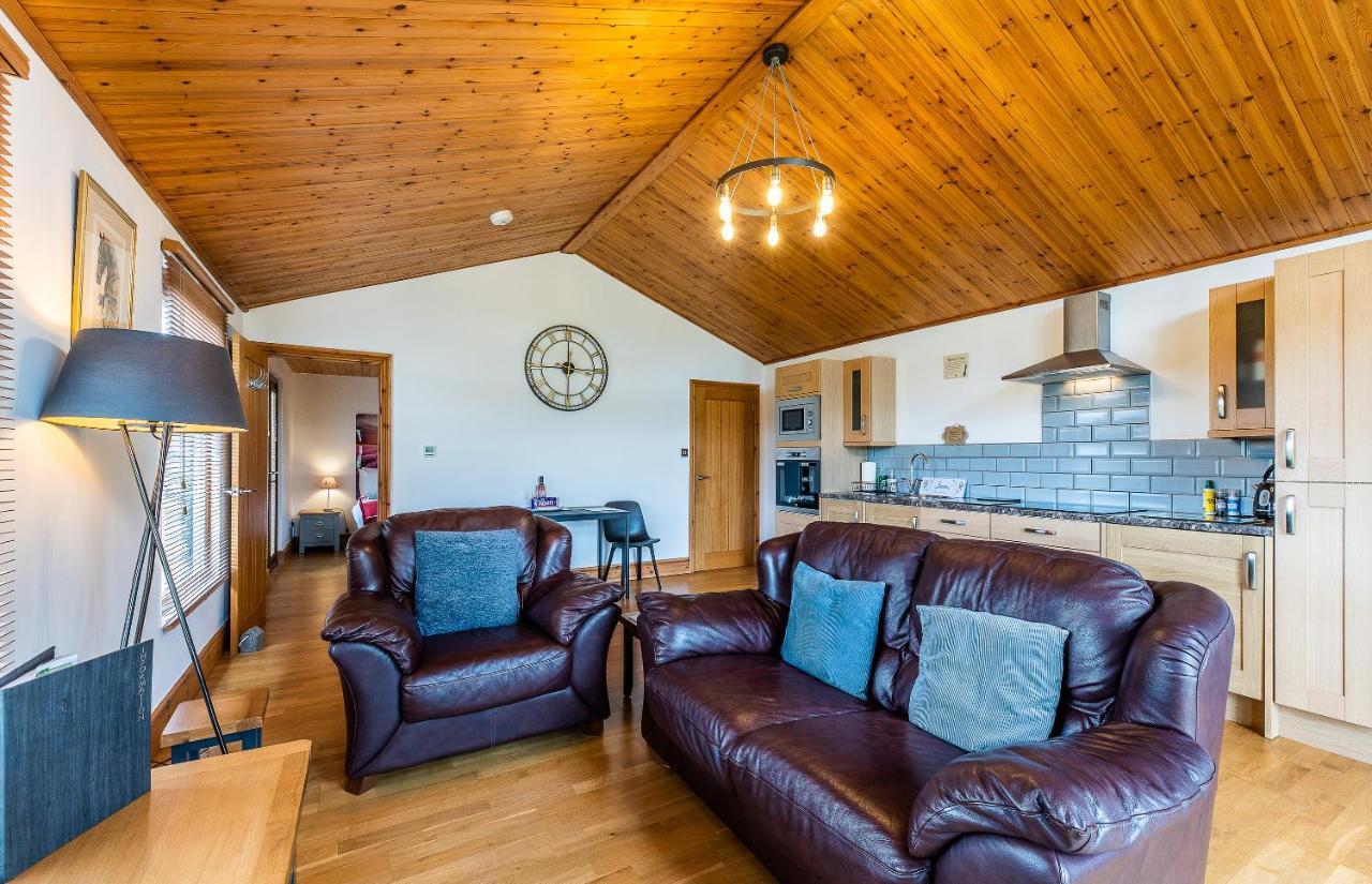 Fairview Farm Holiday Accommodation 14 Luxury Lodges, Cabins, Dog Friendly, Suitable For Couples, Families And Groups, Wedding Guests , Corporate Events, Sleeps 2-65 Guests In Ravenshead, Nottingham Near Sherwood Forest, Set In 88 Acres المظهر الخارجي الصورة