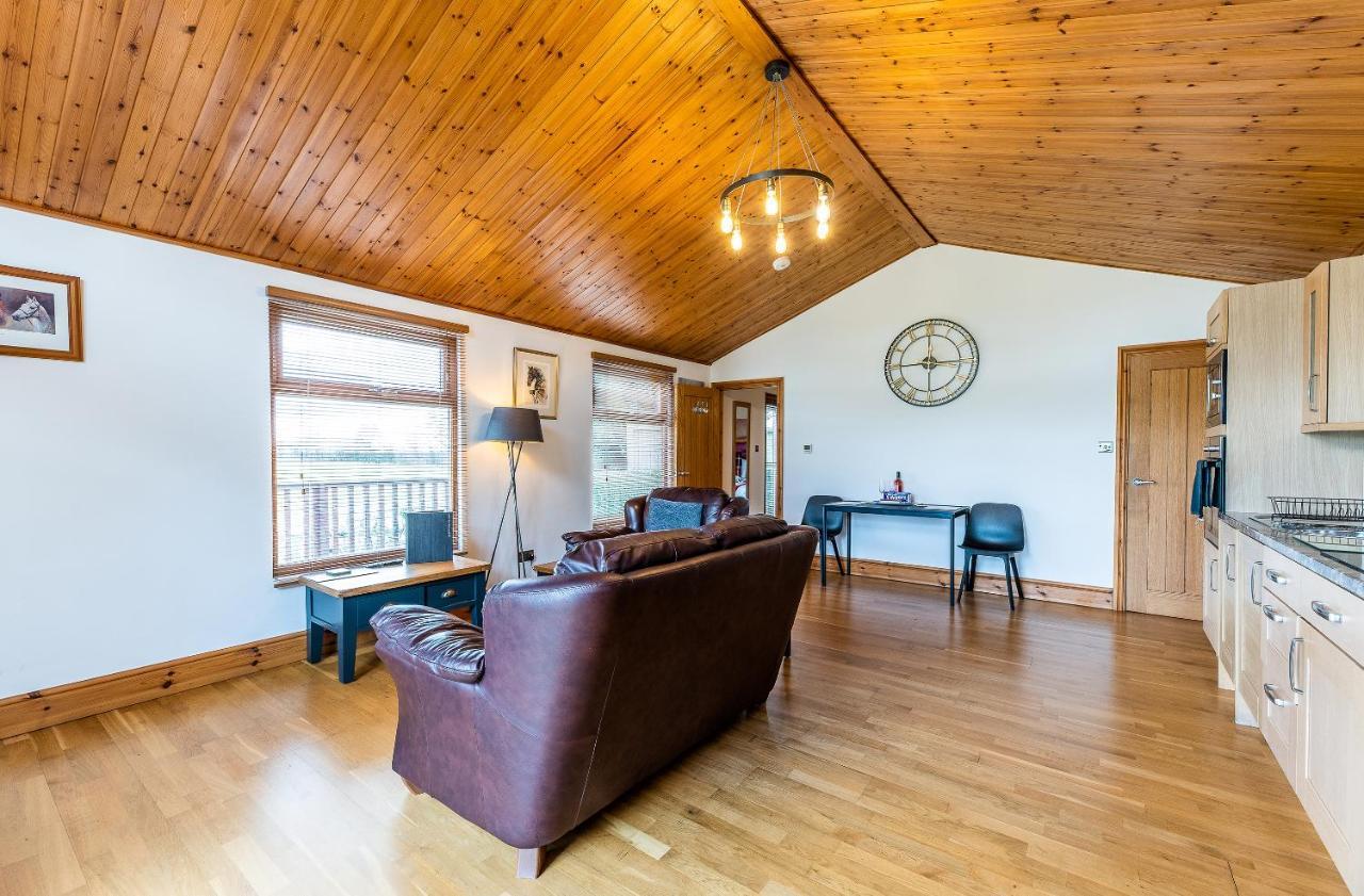 Fairview Farm Holiday Accommodation 14 Luxury Lodges, Cabins, Dog Friendly, Suitable For Couples, Families And Groups, Wedding Guests , Corporate Events, Sleeps 2-65 Guests In Ravenshead, Nottingham Near Sherwood Forest, Set In 88 Acres المظهر الخارجي الصورة