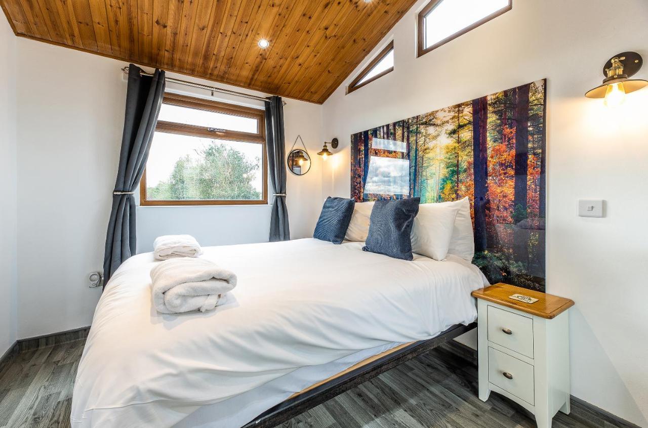 Fairview Farm Holiday Accommodation 14 Luxury Lodges, Cabins, Dog Friendly, Suitable For Couples, Families And Groups, Wedding Guests , Corporate Events, Sleeps 2-65 Guests In Ravenshead, Nottingham Near Sherwood Forest, Set In 88 Acres المظهر الخارجي الصورة