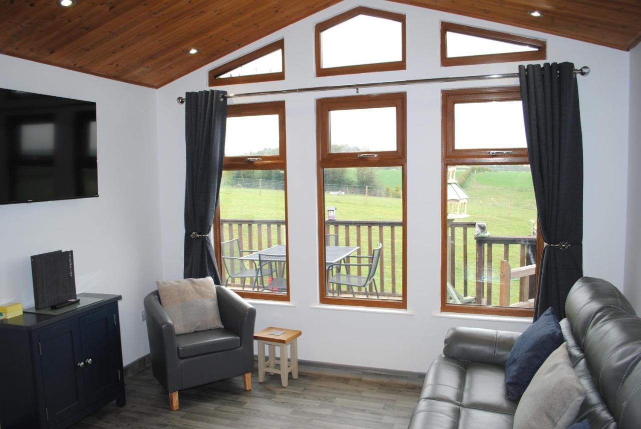 Fairview Farm Holiday Accommodation 14 Luxury Lodges, Cabins, Dog Friendly, Suitable For Couples, Families And Groups, Wedding Guests , Corporate Events, Sleeps 2-65 Guests In Ravenshead, Nottingham Near Sherwood Forest, Set In 88 Acres المظهر الخارجي الصورة