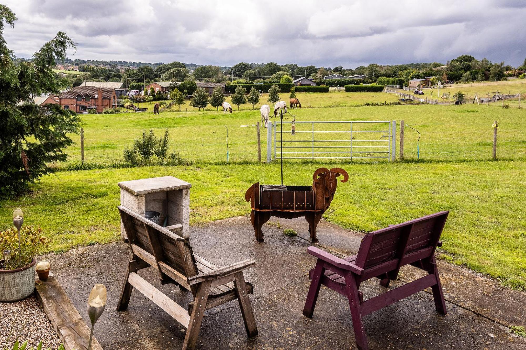Fairview Farm Holiday Accommodation 14 Luxury Lodges, Cabins, Dog Friendly, Suitable For Couples, Families And Groups, Wedding Guests , Corporate Events, Sleeps 2-65 Guests In Ravenshead, Nottingham Near Sherwood Forest, Set In 88 Acres المظهر الخارجي الصورة