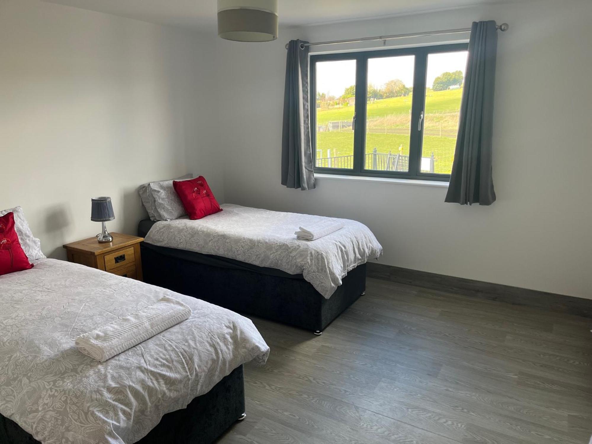 Fairview Farm Holiday Accommodation 14 Luxury Lodges, Cabins, Dog Friendly, Suitable For Couples, Families And Groups, Wedding Guests , Corporate Events, Sleeps 2-65 Guests In Ravenshead, Nottingham Near Sherwood Forest, Set In 88 Acres المظهر الخارجي الصورة
